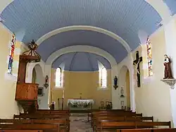 Kirchenschiff mit Blick auf den Chor