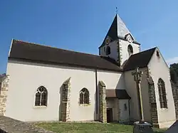 Kirche Saint-Léger mit Friedhofskreuz