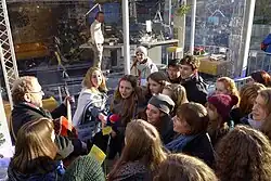 Gabi Hiller mit einer Chorgruppe des Akademischen Gymnasiums Graz