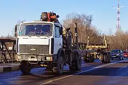 MAZ-5434 mit Auflieger zum Holztransport in Wizebsk, Belarus (2013)