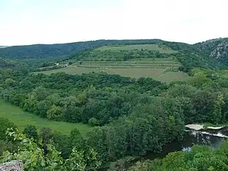 Blick vom Aussichtspunkt Devět mlýnů bei Hnanice zum Šobes