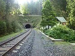 Nordportal mit ehemaligem Bahnwärterhaus (2016)