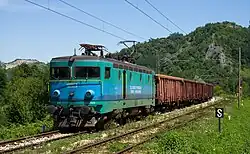 Güterzug mit einer Lokomotive Baureihe 441 der ŽFBH zwischen Doboj und Maglaj.