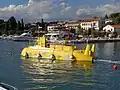 Gelbes Halb-U-Boot im Hafen von Malinska