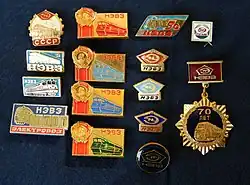 Medaillen und Anstecknadeln von NEVZ