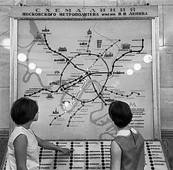 Historischer elektronischer Netzplan in Moskau (1968); die Druckknöpfe der Steuertafel korrespondieren mit den einzelnen Stationen und zeigen bei Betätigung den Fahrtweg von der aktuellen Station