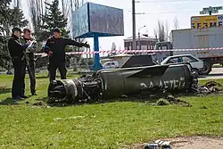 Raketentrümmer in der Nähe des Bahnhofs von Kramatorsk mit der russischen Aufschrift: ‚за детей‘ („für die Kinder“)