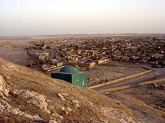 Blick nach Südwesten über den Stadtrand von Kifri mit einem Friedhof im Vordergrund