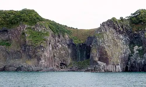 Steilküste mit Wasserfall