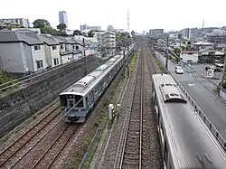 Parallelführung mit der Sagamihara-Linie (rechts)