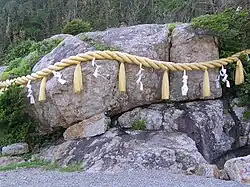 Einer der größten Sazare-ishi am Omi-Schrein in Hyūga