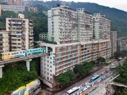 Liziba, Chongqing: Sonderfall eines in ein Wohngebäude integrierten Bahnhofs