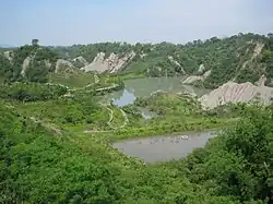 Verwitterungszonen und Badlands im Niupu-Naturlehrpark