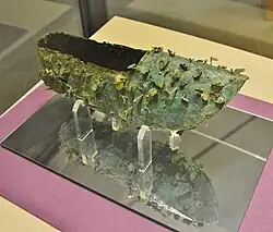 Schuh aus Goldbronze