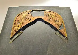 Sattelverzierung aus Goldbronze (vorderer Sattelbogen)