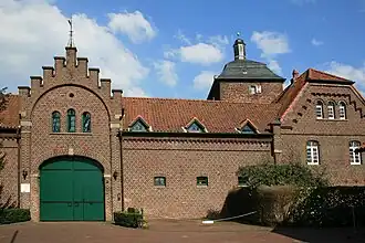 Südwestflügel mit Torbau (links)