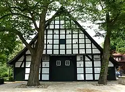 Fachwerkhaus am Eingang des Waldfriedhofs (1750)