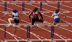 Enge Abstände im dritten Vorlauf (v. l. n. r.): Lucy Hatton (ausgeschieden), Anne Zagré (Halbfinale erreicht), Anamaria Nesteriuc (ausgeschieden)