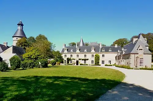 Manoir de Kerazan mit weitläufigem Park und hohen, altem Baumbestand
