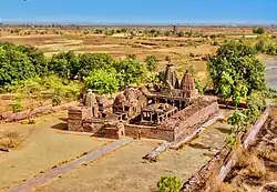 Pathari – Pataria-Jain-Tempel-Komplex; im Hintergrund ist der Shikhara-Turm des Gadarmal-Tempels von Badoh erkennbar.
