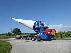 Goldhofer FTV 550 mit aufgestelltem Windflügel