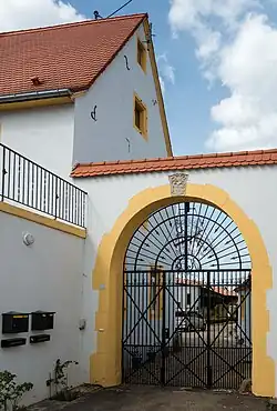 Von-Dalberg-Straße 13, Rundbogentor