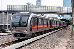 Zug gem. GB-Standard GB/T 7928-2003 (Typ B1) bei der U-Bahn Peking Länge/Breite Einzelwagen: 19/2,8 m Kapazität pro Einzelwagen: 240 Personen Stromversorgung: 750 V, Stromschiene Minimaler Bogenradius: 250 m