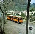 Triebwagen und Beiwagen aus Bilbao bei einem der seltenen ge­mein­sa­men Ein­sätze auf der Strecke Tramvia de Sóller im Jahr 1994 (Die Wagen wurden um 2000 wieder an Bilbao zurückgegeben)