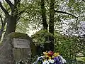 Das Grabmal von Jean Paul und seinem Sohn Max auf dem Bayreuther Stadtfriedhof, ein naturbelassener Findling.