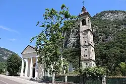 Kirche Nome di Maria mit dem vom Ersten Weltkrieg gezeichneten Campanile