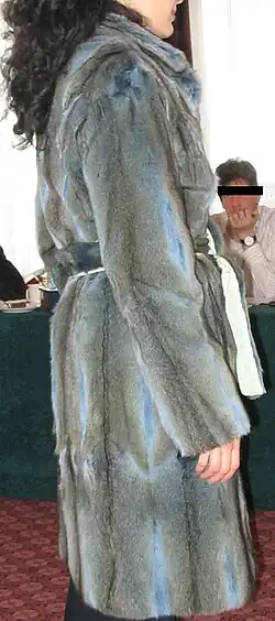 Mantel aus gefärbten Fellen (2005)