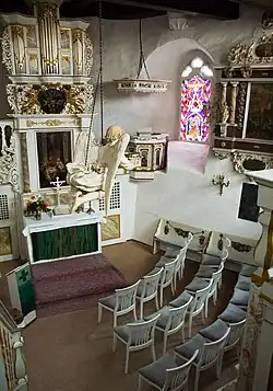 Innenansicht der Kapelle mit Taufengel