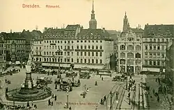 Nordseite des Altmarkts an der Johannstraße, Ansichtskarte von 1906; Kaufhaus Herzfeld (mittig rechts) und Café Central (links daneben); heute Kulturpalast Dresden und große Freifläche