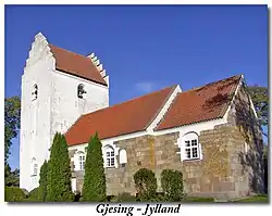 Gjesing, Norddjursland: Jütischer Standard – romanischer Granitquaderbau mit Ergänzungen aus weiß geschlämmtem Backstein