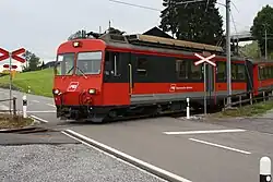 Triebwagen 17 am Bahnübergang Kreuzstrasse