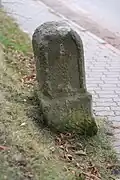 Halbmeilenstein vor der Restaurierung