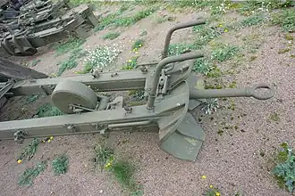 Lafette der Panzerabwehrkanone MT-12, Holme mit starren Erdspornen