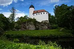 Erhaltene Oberburg der Burg Rabenstein (Chemnitz), eine klassische Turmburg, der angeschlossene Palas soll nachträglich errichtet worden sein, Sachsen