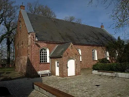 Die turmlose Kirche aus dem 16. Jahrhundert