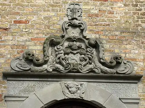 Aufsatz mit Stifterwappen, Sanduhr und Inschrift (s. o.)