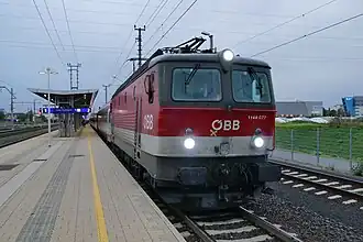 Schnellzug beim Aufenthalt im Bahnhof Graz Puntigam vor dem Umbau.