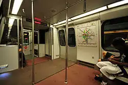 Fahrgastraum eines Wagen der Baureihe 3000 der Orange Line