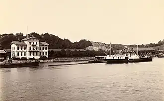 Um 1885, links Eidsvold Bahnhof und Eisenbahnhotel