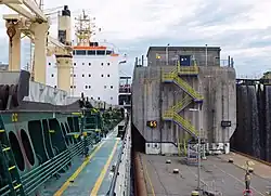 Massengutfrachter Juno in den Schleusen