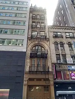 Der schmale neoromanische Flügel an der 41st Street