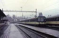 Pendelzug der Bodensee-Toggenburg-Bahn (BT) in Nesslau. 1998 waren die Gleisanlagen noch umfangreicher als heute.
