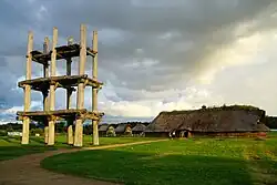 Rekonstruktion eines Turms der Jōmon-Zeit (um 2600 v. Chr.) in Sannai-Maruyama (Präfektur Aomori)