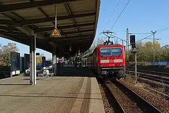 S-Bahn am Bahnsteig, rechts ein Aufgang des ehemaligen Haltepunktes (2020)