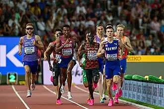 Das Feld der 1500-Meter-Läufer auf dem Weg zum Ziel (v. l. n. r.): Josh Kerr, Reynold Kipkorir Cheruiyot (verdeckt), Yared Nuguse, Abel Kipsang, Isaac Nader, Jakob Ingebrigtsen, Niels Laros