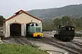 Diesellok BB 040-003 und Mallet-Lokomotive Nr. 403 vor dem Lokschuppen in Tournon–St.-Jean-de-Muzols